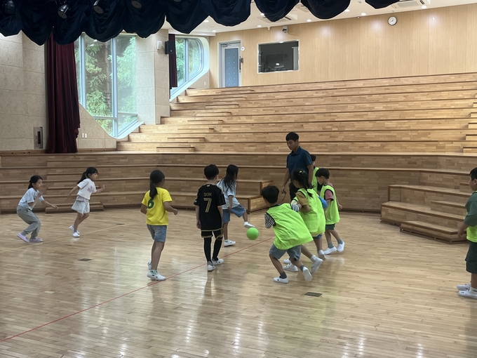  초등학생들이 고양늘봄꿈터 소극장에서 축구를 즐기고 있다. (사진=안규용 기자)