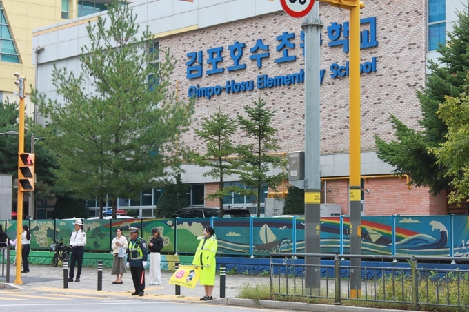 김포호수초증학교 앞에서 등굣길 교통안전 캠페인에 나서고 있는 김포경찰서. (사진=김포경찰서 제공)