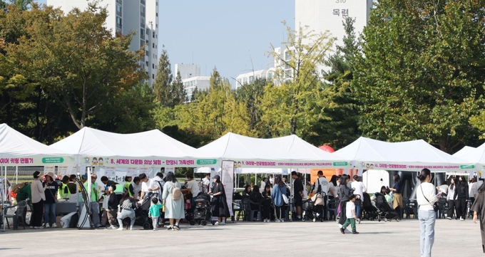 안양시는 오는 18일 평촌중앙공원에서 '제7회 안양 보육박람회'를 연다. 사진은 지난해 열린 제6회 보육박람회에 많은 시민들이 체험활동에 참여하고 있다. (사진=안양시 제공)