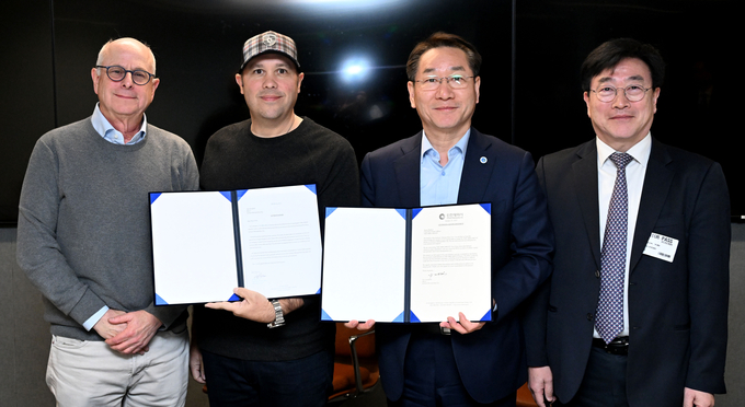지난 1월 24일 유정복 시장과 윤원석 인천경제청장이 투자의향서를 제출한 미국 LA MBS그룹 제이슨 해리튼 최고자산책임자와 기념촬영을 하고 있다. ( 사진 = 인천경제청 제공 )