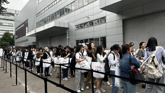 15일 서울 성동구 에스팩토리 D동에서 열린 SSG닷컴 첫 오프라인 푸드·뷰티 페스타 '美지엄(미지엄)'을 찾은 관람객들이 입장을 위해 줄을 서있다. (사진=박민정 기자)