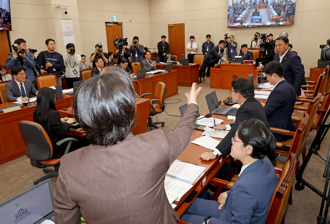 15일 고용노동부에 대한 기후에너지환경고용노동위원회 국정감사에서 민주노총 증인 채택 여부와 관련해 김위상 국민의힘 의원과 정혜경 진보당 의원이 설전을 벌이고 있다. (사진=연합뉴스)