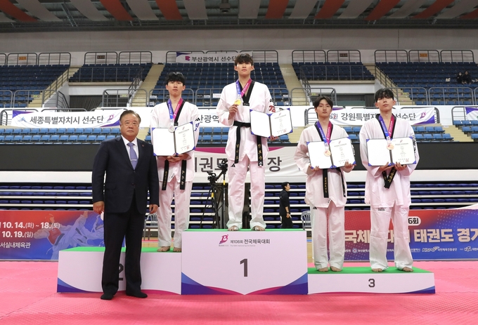 15일 부산시 강서체육공원 실내체육관에서 사전경기로 열린 제106회 전국체육대회 태권도 남자일반부 68㎏급에서 우승을 차지한 진호준(가운데·수원시청)이 기념사진을 찍고 있다. (사진=경기도태권도협회 제공)