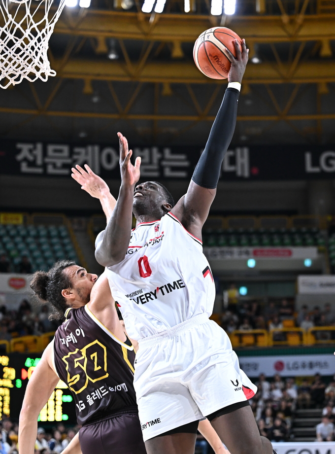 15일 창원체육관에서 열린 2025-2026 LG전자 프로농구 정규리그 안양 정관장과 창원 LG의 경기. 정관장 조니 오브라이언트가 골밑슛을 하고 있다. (사진=KBL 제공)