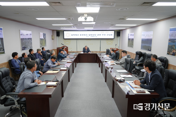 안정열 안성시의회 의장(가운데) 및 시의원들이 15일 시의회 소통회의실에서 열린 삼죽 에코퓨전파크산단 주민 간담회에서 주민 의견을 청취하고 있다. (사진=안성시의회 제공)
