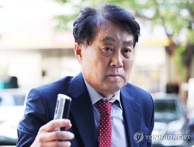 하은호 군포시장이 15일 수원지법 안양지원에서 열린 구속 전 피의자 심문(영장실질심사)에 출석하고 있다. (사진=연합뉴스)