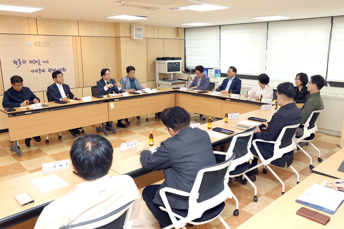 광명시의회 안성환 의원은 14일 오후 4시 광명시의회 3층 운영위원회실에서 광명시 법인택시 대표들과 함께 ‘광명시 법인택시 대표자 간담회’를 열고 지역 택시업계의 주요 현안에 대해 의견을 나눴다. (사진=광명시 제공)