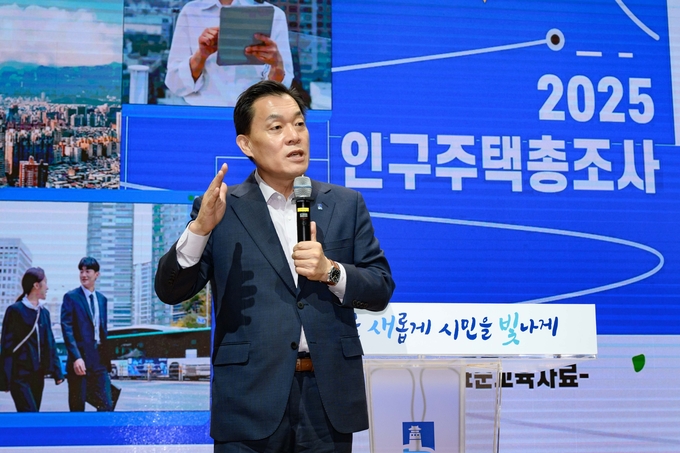 이재준 수원시장이 15일 시청 대강당에서 열린 인구주택총조사 조사원 교육에서 인사말을 하고 있다. (사진=수원시 제공)