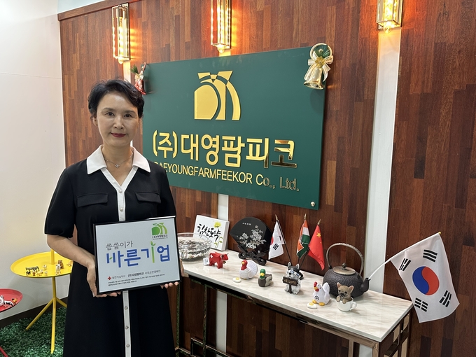 대한적십자사 기업사회공헌 프로그램 '씀씀이가 바른기업' 캠페인에 참여하고 있는 장서진 ㈜대영팜피코 대표. (사진=대한적십자사 경기도지사 제공)<br>
