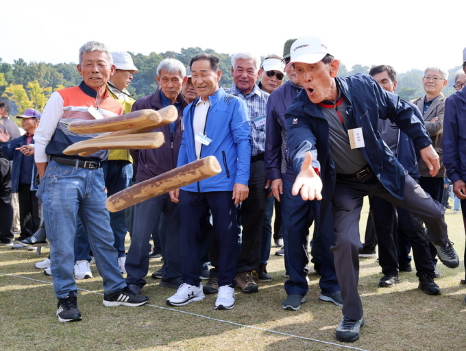 지역 주민들이 이천쌀문화축제에서 윷놀이를 하고 있다. (사진=이천시 제공)