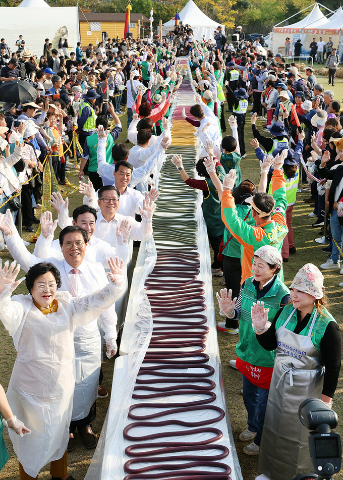이천쌀문화축제에서 '무지개 가래떡 퍼포먼스'가 열리고 있다. 