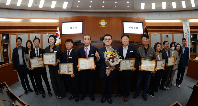오산시의회가 제37회 오산시민의 날 기념 의장 표창 수여식 후 이상복의장을 비롯 시의원들과 수상자들과 함께 기념촬영을 하고 있다. (사진=오산시 의회 제공)