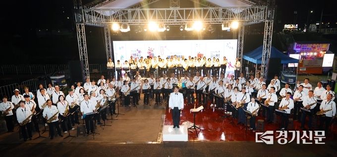 바우덕이 축제에서 마을공동체 부스를 통해 색소폰 합주 공연을 선보이는 주민들의 모습. (사진=안성시 제공)