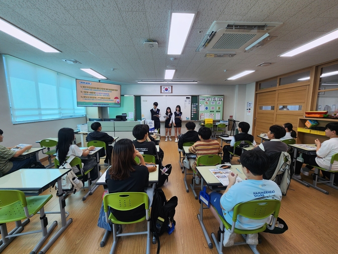 오산중학교가 초등학교의 예비 중학생을 대상으로 중학교 학교 생활을 소개하는 장면. (사진=오산중학교 제공)