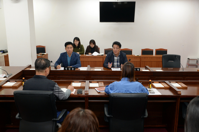 오산시의회 성길용 부의장과 개혁신당 전도현 위원장이 '아름다로 상인회'와 함께 간담회 를 가지고 있다. (사진=오산시의회 제공)