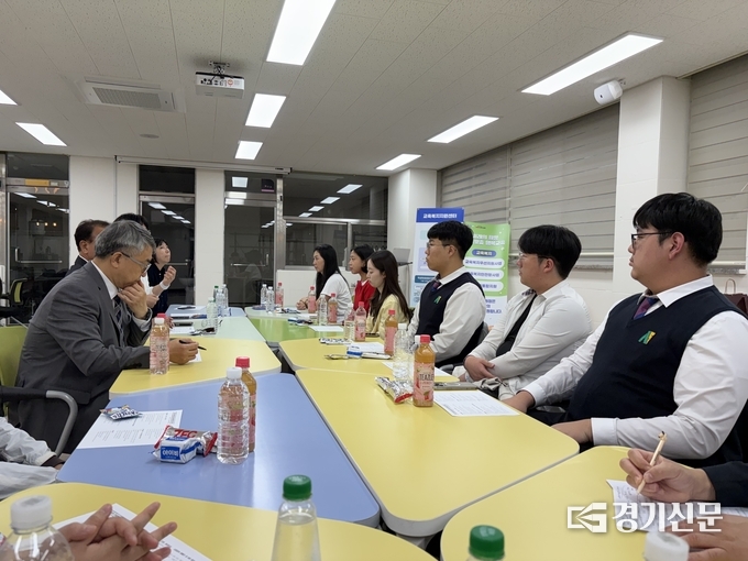 학생들이 2025 안성학생자치 연합회 정담회에서 직접 준비한 정책을 발표하며 교육장과 소통하고 있다. (사진=경기도안성교육지원청 제공)