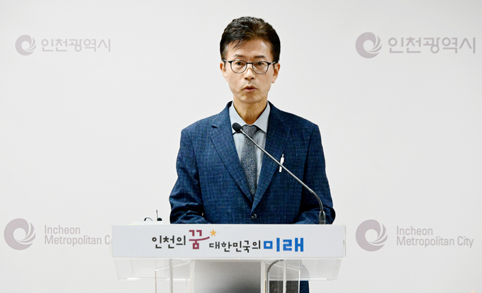 윤백진 시민안전본부장이 16일 시청 브리핑룸에서 ‘겨울철 자연재난 대응 종합대책’에 대해 설명하고 있다. ( 사진 = 인천시 제공 )