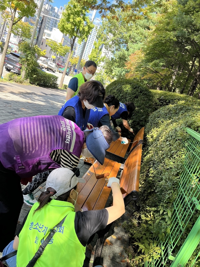 안양 범계동 사회단체 회원들이 관내 산책로 등에 설치된 벤치 도색 봉사활동을 하고 있다. (사진=안양시 제공)