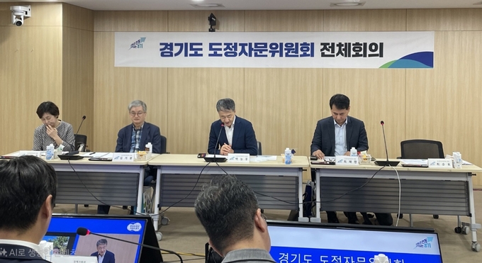 16일 박능후 경기도 도정자문위원장이 5차 도정자문위원회 회의를 주재하고 있다. (사진=경기도 제공)