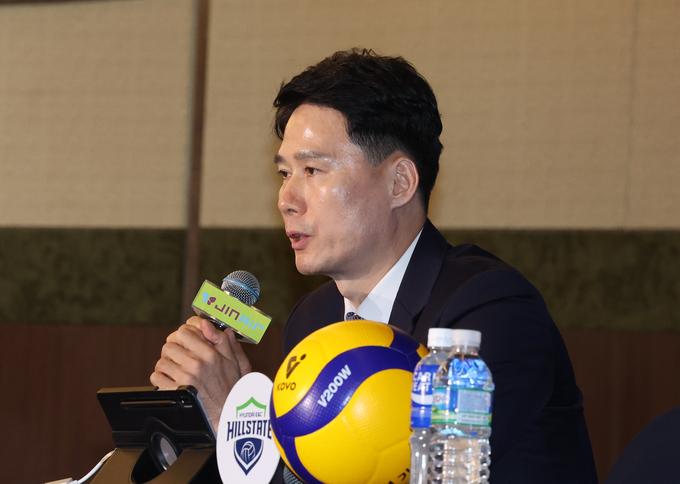 16일 서울 강남구 청담 리베라호텔에서 열린 프로배구 진에어 2025-2026 V리그 여자부 개막 미디어데이 행사에 참가한 강성형 수원 현대건설 감독이 새 시즌 포부를 밝히고 있다. (사진=연합뉴스)