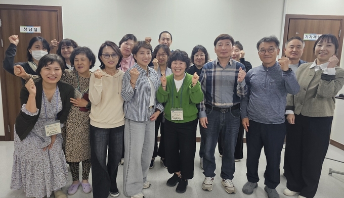 경기도사회서비스원이 진행한 사회복지사 대체인력 지원자 직무교육에 참여한 참가자들이 기념촬영을 하고 있다. (사진=경기도사회서비스원 제공)