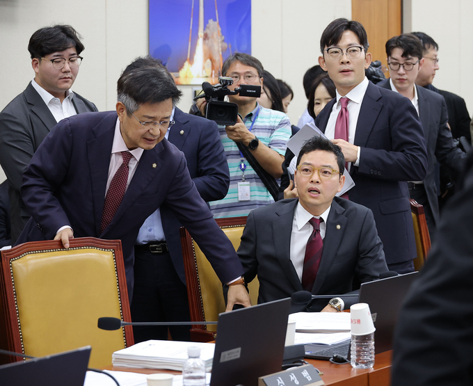 박정훈 국민의힘 의원이 16일 국회 과학기술정보방송통신위원회에서 열린 국정감사에서 휴대전화 문자 폭로 사태와 관련 최민희 위원장의 회의 진행에 대해 항의하고 있다. (사진=연합뉴스)
