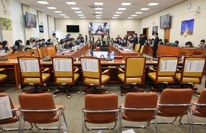 16일 국회 과학기술정보방송통신위원회에서 열린 국정감사에서 최민희 위원장이 취재진 퇴장을 요구한 뒤 회의가 비공개로 진행되며 증인들이 자리에 입장하지 못하고 있다. (사진=연합뉴스)