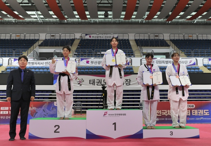16일 부산시 강서체육공원 실내체육관에서 사전경기로 열린 제106회 전국체육대회 태권도 여대부 62㎏급에서 우승을 차지한 이도아(경희대)가 기념사진을 찍고 있다. (사진=경기도태권도협회 제공)