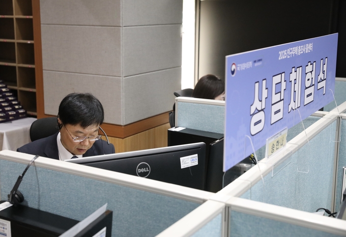 2025 인구주택총조사 콜센터에서 상담 시연 중인 안형준 국가데이터처장. (사진=국가테이터처 제공)