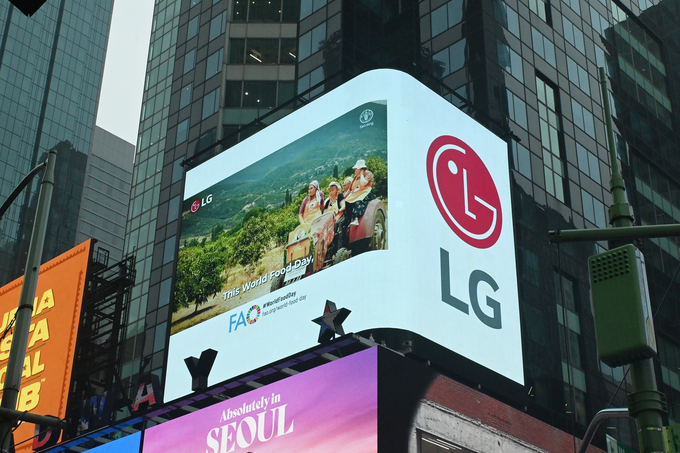 LG전자가 현지시각 14일부터 24일까지 미국 뉴욕 타임스스퀘어와 영국 런던 피카딜리광장 옥외전광판에서 '세계 식량의 날'을 기념한 캠페인 영상을 상영한다. 사진은 미국 뉴욕 타임스스퀘어에서 국제연합식량농업기구(UNFAO)가 '더 나은 음식과 더 나은 미래를 위해 손을 맞잡고'를 주제로 제작한 영상이 상영되는 모습. (사진=LG전자 제공) 