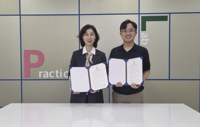 위드 동물교감치유센터 이민자 대표(왼쪽)와 경복대학교 반려동물보건학과 정연수 교수. (사진= 경복대학교 제공)