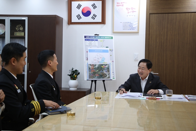 다산정약용함 구본철 함장을 비롯한 해군 관계자 4명이 남양주시를 방문해 자매결연 추진을 위한 정담회와 실무협의를 진행했다. 사진은 주광덕 시장과 해군 관계자들이 대화를 나누고 있는 모습. (사진=남양주시 제공)