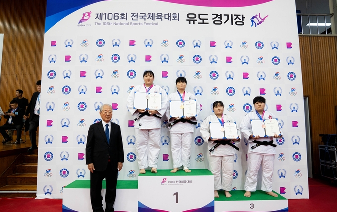 17일 부경대 대연캠퍼스 체육관에서 열린 '제106회 전국체육대회' 첫날 유도 여자대학부 78㎏ 이상급에서 우승한 이혜빈(가운데·용인대)이 기념사진을 찍고 있다. (사진=경기도유도회 제공)