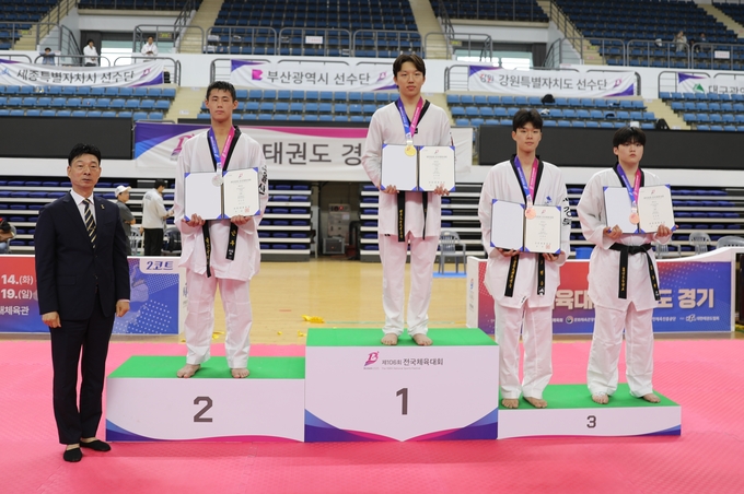 18일 부산시 강서체육공원 실내체육관에서 진행된 '제106회 전국체육대회' 2일째 태권도 남자 18세 이하부 87㎏급에서 우승한 오지훈(가운데·성문고)이 기념사진을 찍고 있다. (사진=경기도태권도협회 제공)