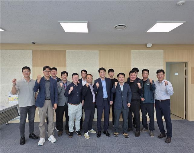 지난 16일 한국자산관리공사 인천지역본부 회의실에서 간담회를 가졌다. 이날 간담회에 참여한 관내 소각업체와 인천시 관계자가 기념사진을 촬영하고 있다. ( 사진=인천시 제공 )