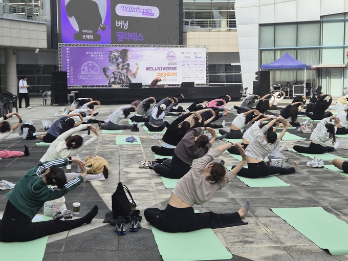 조애라 버닝 필라테스 강사의 구령에 맞춰 인천시민들이 자세 교정을 위한 운동을 하고 있다. (사진=정진영 기자) 