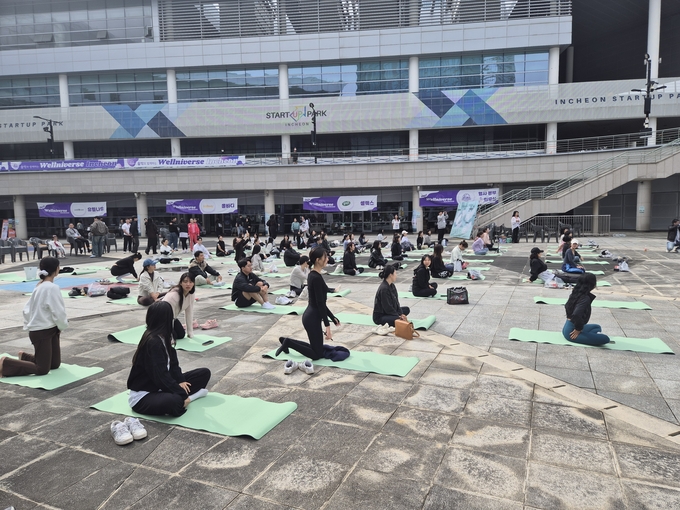 지난 18일 인천 송도 스타트업파크에서 열린 '2025 웰니버스 인천'에서 최보현 전문 강사에 맞춰 시민들이 따라 하고 있다. ( 사진 = 정진영 기자 )