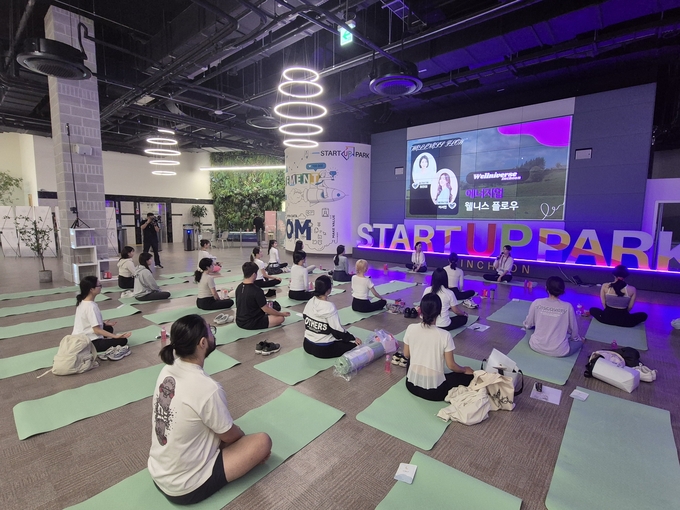 '2025 웰니버스 인천'에서 이서연 전문 강사의 지도에 맞춰 시민들이 여러 동작을 따라 하고 있다. ( 사진 = 정진영 기자 )