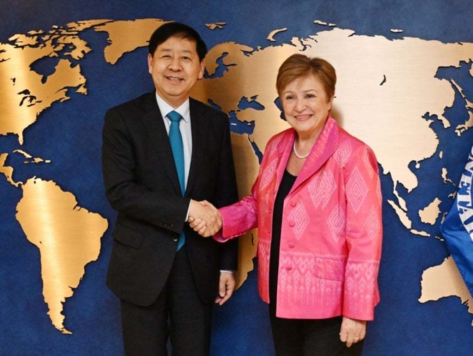 주요20개국(G20) 재무장관회의와 국제통화기금 및 세계은행(IMF/WB) 연차총회 참석차 미국 워싱턴D.C.를 방문중인 구윤철 부총리 겸 기획재정부 장관이 17일(현지시간) IMF에서 크리스탈리나 게오르기에바 IMF 총재와 면담에 앞서 악수하며 기념사진을 찍고 있다. (사진=기재부 제공)