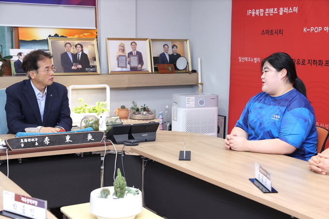 이동환 고양시장이 ‘2025 국제역도연맹(IWF) 세계역도선수권대회’ 여자 86kg 이상급 3관왕에 오른 박혜정 선수를 만나 포상금을 수여하고 환담하고 있다. (사진=고양시 제공)<br>
