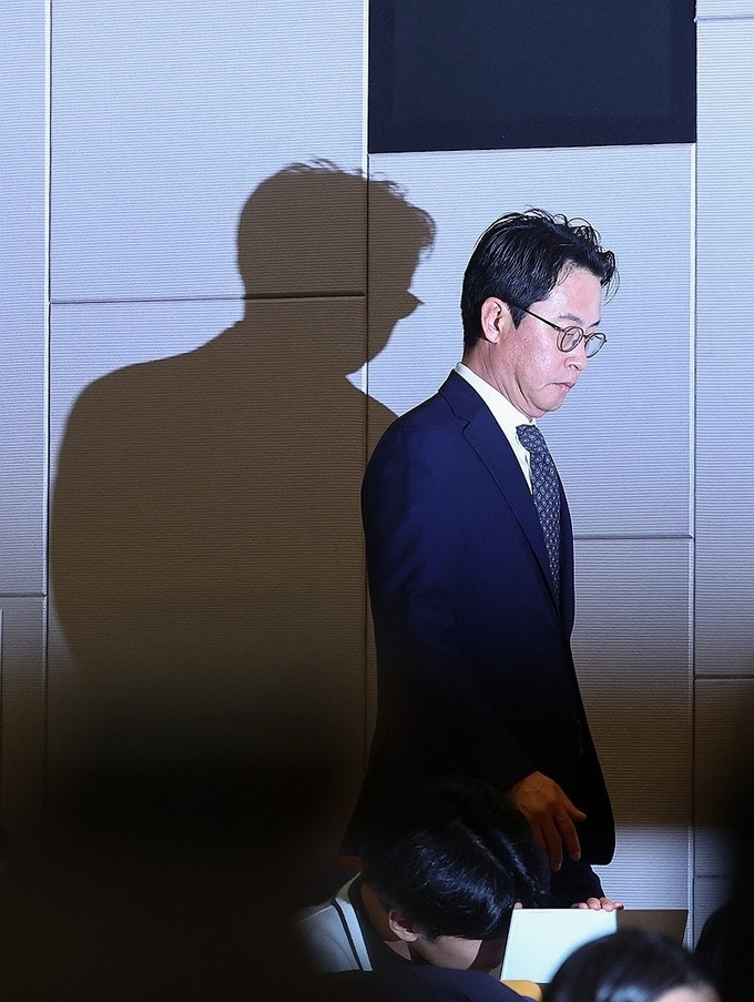 지난 9월 18일 대고객 사과를 위해 이동하는 조좌진 롯데카드 대표. (사진=연합뉴스)