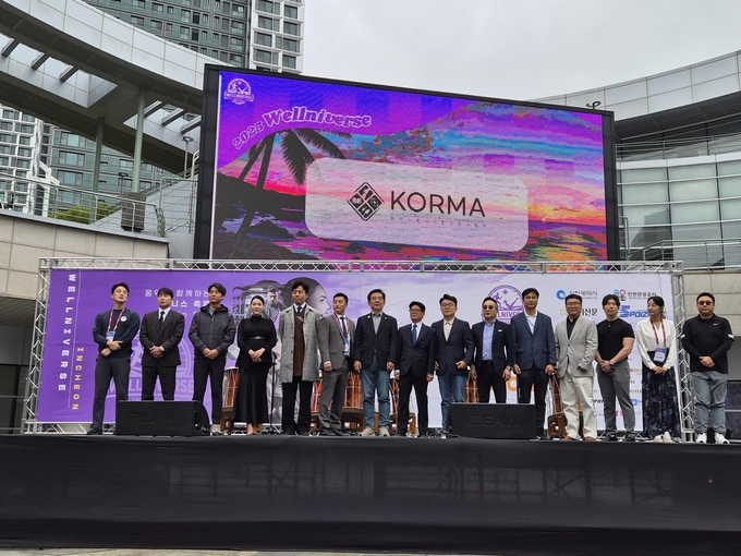 18일 인천 연수구 송도동 인천스타트업파크에서 열린 '2025 웰니버스 인천' 개막식에서 이한성 경기신문 대표, 정일영 국회의원 등 참석자들이 기념촬영을 하고 있다. (사진=정진영 기자)