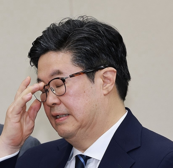 지난 14일 국정감사에 출석해 의원 질의를 듣는 김병주 MBK 회장. (사진=연합뉴스)