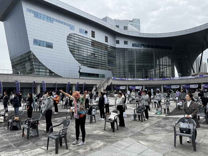 지난 18일 오전 인천 연수구 송도동 인천스타트업파크 야외 무대에서 '2025 웰니버스 인천' 참석자들이 바레를 따라하고 있다. (사진=정진영 기자)