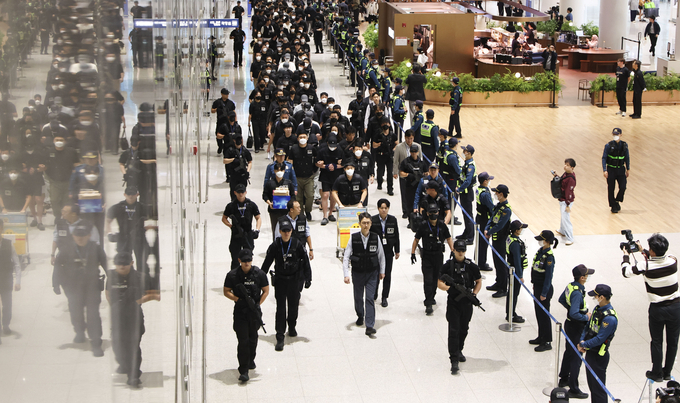 지난 18일 캄보디아 온라인 사기에 가담해 구금된 한국인들이 인천국제공항 제2터미널을 통해 송환되는 모습. (사진=연합뉴스)