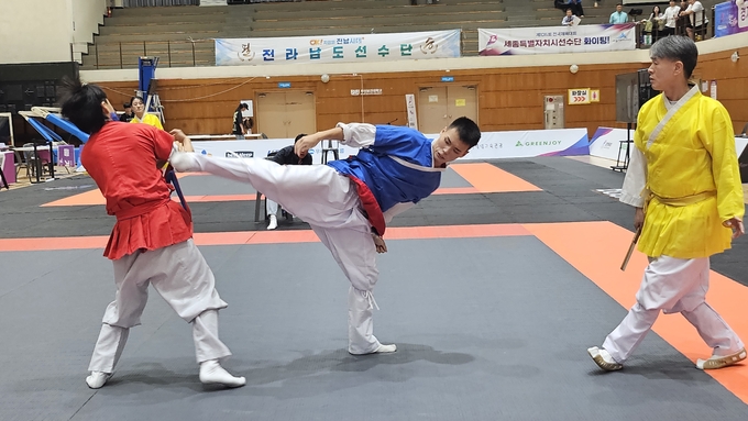 부산보건대 체육관에서 열린 '제106회 전국체육대회' 3일째 택견 남자일반부 도·개급(63㎏급) 결승에서 김영찬(오른쪽·용인대)이 박솔뫼(청주클럽)를 공격하고 있다. (사진=유창현 기자)