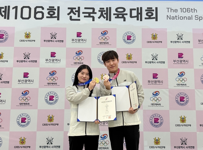 19일 창원국제사격장에서 열린 '제106회 전국체육대회' 3일째 사격 여자일반부 공기소총에서 우승한 금지현(왼쪽)과 남일부 속사권총에서 3위에 입상한 조영재(이상 경기도청)가 기념사진을 찍고 있다. (사진=경기도청 사격팀 제공)