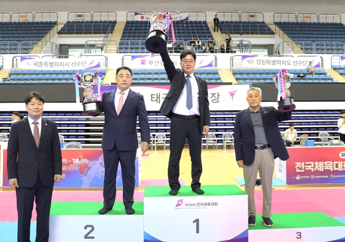 19일 부산시 강서체육공원 실내체육관에서 막을 내린 '제106회 전국체육대회' 태권도 종목에서 우승을 차지한 이영두 경기도 선수단 총감독(경기도태권도협회 사무국장)이 기념사진을 찍고 있다. (사진=경기도태권도협회 제공)