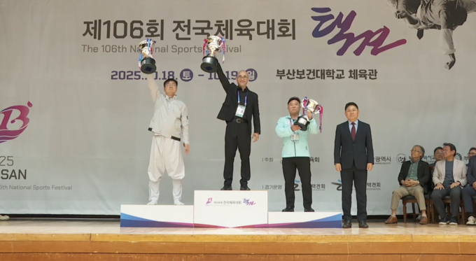 19일 부산보건대 체육관에서 종료된 '제106회 전국체육대회' 택견 종목에서 우승을 차지한 박주덕 경기도 선수단 총감독(경기도택견회 사무국장)이 기념사진을 찍고 있다. (사진=경기도택견회 제공)