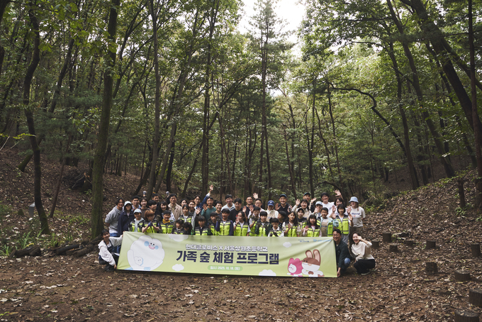 지난 18일 경기도 이천에서 현대글로비스 임직원과 서울 상원초등학교 재학생 및 가족들이 생태숲 체험활동을 실시하고 있는 모습 (사진=현대글러비스 제공)